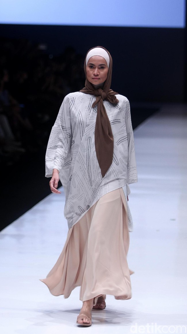 Koleksi terbaru dari brand Kami Idea yang kini berganti nama menjadi KAMI mengusung tema Cacti di Jakarta Fashion Week 2018, Senayan City, Jakarta, Rabu (25/10/2017). Foto: Mohammad Abduh/Wolipop