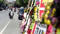 Jajaran karangan bunga untuk Kahiyang-Bobby.