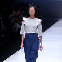 Rancangan busana terbaru dari Alex[a]lexa dengan mengusung tema Art School di Jakarta Fashion Week 2018, Senayan City, Jakarta, Rabu (25/10/2017). Foto: Mohammad Abdhu/Wolipop