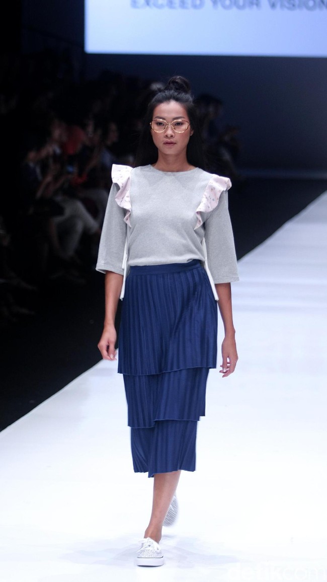 Rancangan busana terbaru dari Alex[a]lexa dengan mengusung tema Art School di Jakarta Fashion Week 2018, Senayan City, Jakarta, Rabu (25/10/2017). Foto: Mohammad Abdhu/Wolipop