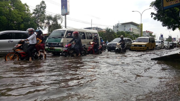 Hujan Deras 2 Jam Rendam Jalan Kota Palembang