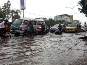 Hujan Deras 2 Jam Rendam Jalan Kota Palembang