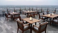 Dari tengah Kota Solo, wisatawan dapat menikmati senja dari atap Hotel Alila Solo. Atap di lantai 29 itu bernama Agra Rooftop (Bayu Ardi Isnanto/detikTravel)