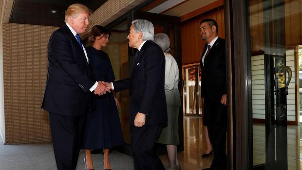 Trump saat bertemu Kaisar Jepang Akihito