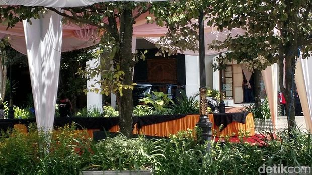 Calon Besan Jokowi Tinggalkan Gladi Resik Naik Alphard / 