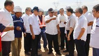 Menteri PUPR Basuki Hadimuljono meninjau pembanguan tol Pemalang-Batang. Pool/Kementerian PUPR.