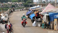 Kondisi bangunan dari terpal dan kayu tripleks mengotori kawasan tersebut.