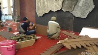 Untuk menambah nuansa Jawa, beberapa properti pewayangan akan dimunculkan di titik-titik tertentu. 