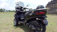Di Indonesia, skuter tiga roda ini dijual seharga mobil, tepatnya Rp 280 juta on the road Jakarta.