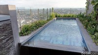 Kamar Alila Suite berukuran 90 m2, memiliki ruang tamu, ruang makan, dua kamar mandi dan sebuah kamar tidur. Yang spesial, terdapat private pool atau kolam renang pribadi di luar ruangan. Wow! Harga kamar ini Rp 7,2 juta per malam (Bayu Ardi Isnanto/detikTravel)
