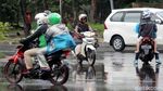 Bahaya! Aksi Nekat Pengendara Lawan Arah di Kemayoran