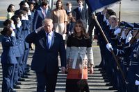 Melania Trump Pakai Coat Fendi Rp 65 Juta Saat Tiba di Jepang