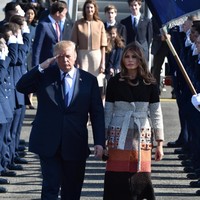 Bertandang ke Tokyo, Jepang, Melania Trump turun dari pesawat kepresidenan berbalut coat keluaran Fendi. Coat rancangan Karl Lagerfeld itu hadir dengan embellishment floral pada bagian kantung yang memberi kesan playful. Di situs Far Fetch, coat ini dijual USD 4.800 atau sekitar Rp 66 juta. Foto: Dok. Reuters