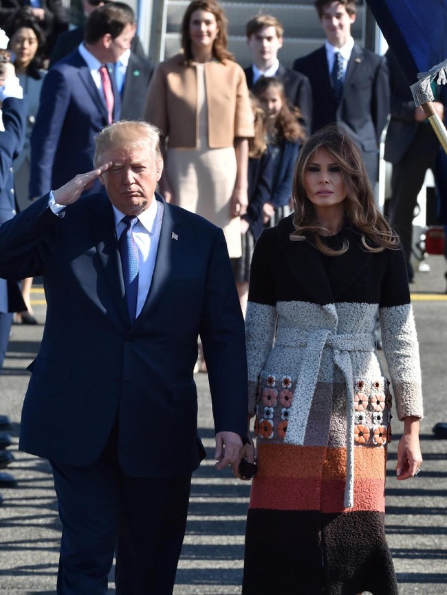 Bertandang ke Tokyo, Jepang, Melania Trump turun dari pesawat kepresidenan berbalut coat keluaran Fendi. Coat rancangan Karl Lagerfeld itu hadir dengan embellishment floral pada bagian kantung yang memberi kesan playful. Di situs Far Fetch, coat ini dijual USD 4.800 atau sekitar Rp 66 juta. Foto: Dok. Reuters