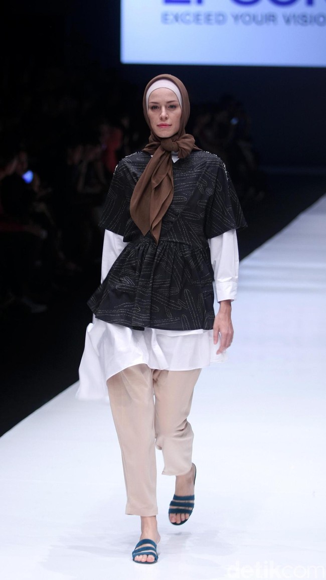 Koleksi terbaru dari brand Kami Idea yang kini berganti nama menjadi KAMI mengusung tema Cacti di Jakarta Fashion Week 2018, Senayan City, Jakarta, Rabu (25/10/2017). Foto: Mohammad Abduh/Wolipop