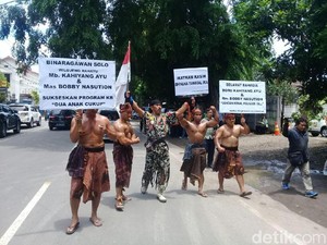 Sambut Pernikahan Kahiyang-Bobby, Binaragawan Kelilingi Kota Solo