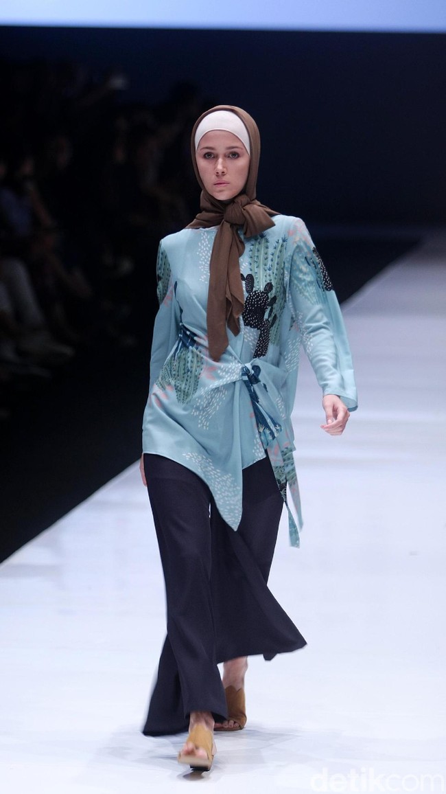 Koleksi terbaru dari brand Kami Idea yang kini berganti nama menjadi KAMI mengusung tema Cacti di Jakarta Fashion Week 2018, Senayan City, Jakarta, Rabu (25/10/2017). Foto: Mohammad Abduh/Wolipop