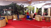 Meja tempat hidangan tamu tampak sedang dipasang dan dihias (Foto: Danu Damarjati/detikcom)