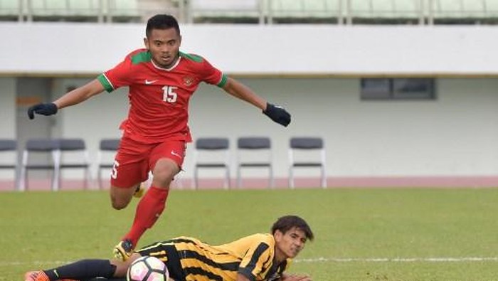 Saddil Ramdani (T) of Indonesia vies for the ball with Muhammad Akhyar Abdul Rashid of Malaysia during their AFC U-19 Championship 2018 qualifying round football match in Paju on November 6, 2017. / AFP PHOTO / KIM DOO-HO