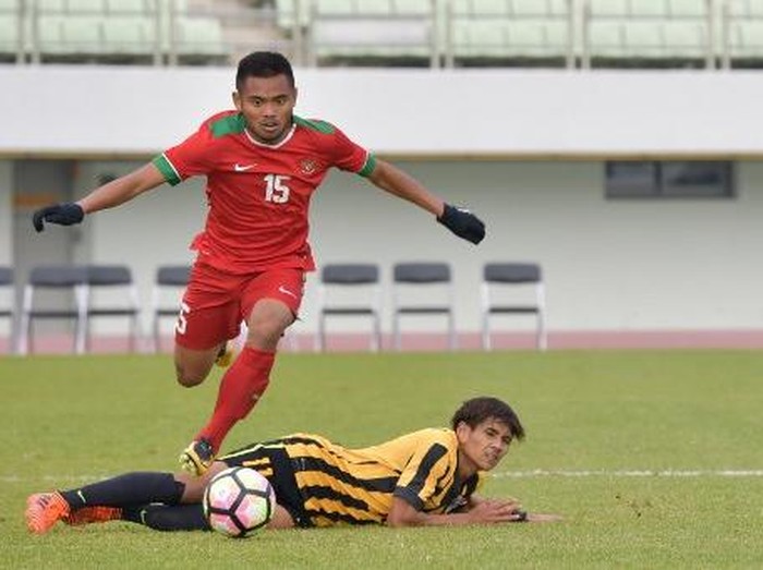 Saddil Ramdani (T) of Indonesia vies for the ball with Muhammad Akhyar Abdul Rashid of Malaysia during their AFC U-19 Championship 2018 qualifying round football match in Paju on November 6, 2017. / AFP PHOTO / KIM DOO-HO