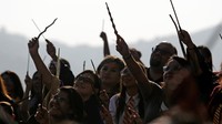 Beberapa fans juga membawa sejumlah atribut yang wajib dimiliki oleh setiap penyihir yakni tongkat sihir. Daniel Becerril/REUTERS.