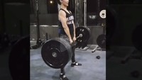 Tidak puas dengan beban yang diangkat sebelumnya, Nadia mencoba deadlift dengan beban mencapai 80 kilogram. Foto: Instagram/Nadia Mulya