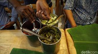 Tidak ada piring sama sekali, jadi ingat suasana makan di Tanah Air. Setelah sebelumnya memesan tambahan lauk, pelayan akan datang dengan tiga teko sayur yang disiram ke atas daun pisang, yakni timun bermayonise, kacang tumis, dan pare goreng (Masaul/detikTravel)