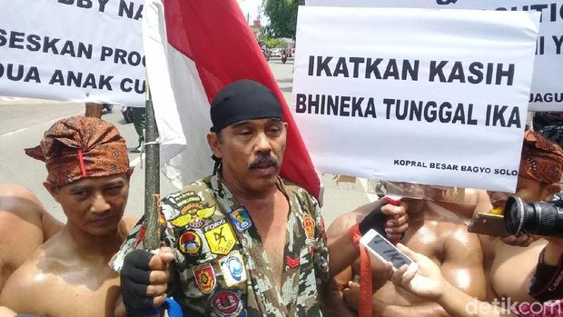 Veteran TNI Kopral Kartika Subagyo Lelolo memimpin binaragawan mengelilingi Kota Solo