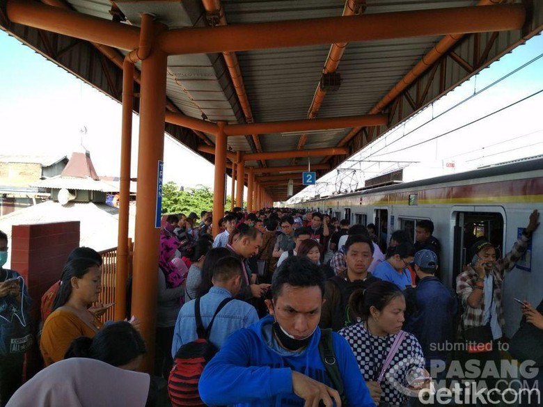 Ada Gangguan Listrik di Stasiun Taman Kota, Penumpang KRL Kepanasan Ada Gangguan Listrik di Stasiun Taman Kota, Penumpang KRL Kepanasan