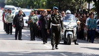 Iring-iringan puluhan anggota pasukan perempuan berkemeja batik itu datang dari arah kanan gedung Graha Saba Buana.