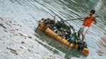 Begini Perjuangan Pasukan Oranye Bersihkan Sungai di Jakarta