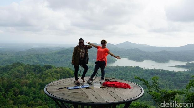 Turis yang difoto oleh pekerja dari Desa Hargowilis (Shinta/detikTravel) 