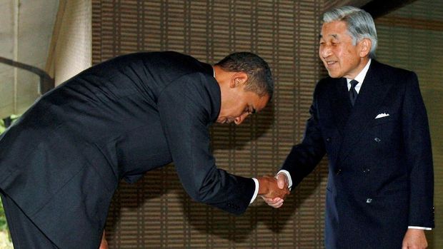 Obama banyak dikritik karena membungkuk terlalu dalam saat bertemu Kaisar Akihito tahun 2009 lalu