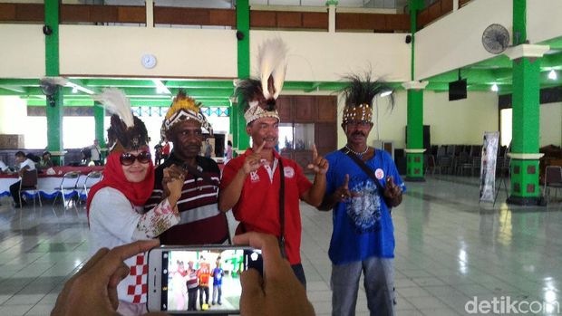 Relawan Jokowi tiba di Asrama Haji Donohudan untuk menghadiri pernikahan Kahiyang / 