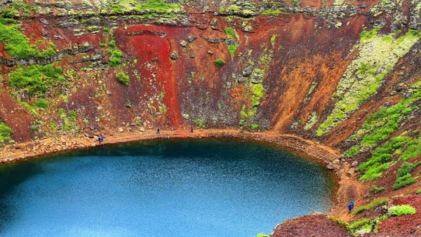 Danau Kerid menjadi bagian dari perbukitan vulkanik bernama Tjarnarhola. Danau ini begitu unik dengan bentuk hampir lingkaran sempurna dengan batu gunung berwarna merah yang langka (Thinkstock)