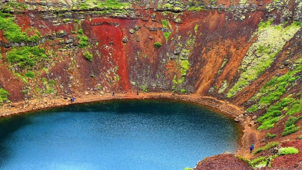 Danau Kerid menjadi bagian dari perbukitan vulkanik bernama Tjarnarhola. Danau ini begitu unik dengan bentuk hampir lingkaran sempurna dengan batu gunung berwarna merah yang langka (Thinkstock) Danau Kerid menjadi bagian dari perbukitan vulkanik bernama Tjarnarhola. Danau ini begitu unik dengan bentuk hampir lingkaran sempurna dengan batu gunung berwarna merah yang langka (Thinkstock)