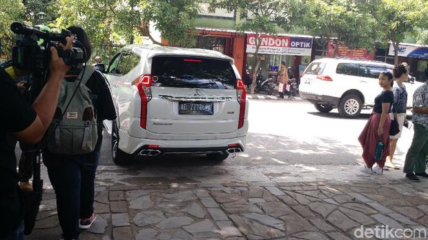 Mobil Gibran tinggalkan lokasi pernikahan Kahiyang / 