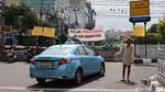 Perlintasan KA Ditutup Total, Warga Kemayoran Protes
