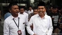Dedi keluar gedung KPK usai bertemu dengan Deputi Pencegahan KPK Pahala Nainggolan.