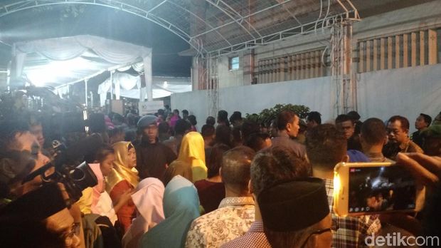 Para relawan dan tamu berjejalan dan harus bergiliran untuk masuk ke lokasi midodareni