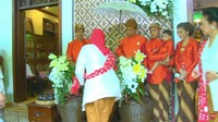 Selvi mendampingi Jokowi dan Iriana sata berjualan dawet (Foto: Dok. allseasons)