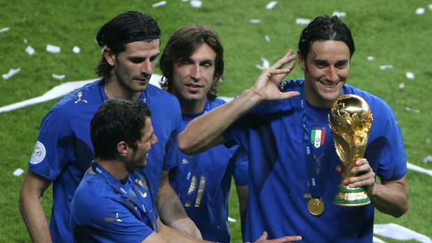 Luca Toni (kanan).