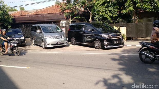 Mobil yang ditumpangi Luhut