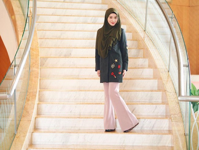 Cantiknya  Ayana Jihye Moon saat berbusana kasual dalam setelah celana cutbray dan luaran tebal warna abu. Foto: Dok. Instagram @xolovelyayana