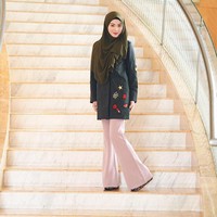 Cantiknya  Ayana Jihye Moon saat berbusana kasual dalam setelah celana cutbray dan luaran tebal warna abu. Foto: Dok. Instagram @xolovelyayana