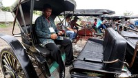 Pasukan Paspampres berjaga di tempat duduk kereta kencana yang telah tiba.