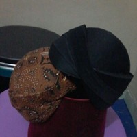 Yang dua (blangkon) ini mungkin untuk acara siraman dan ngunduh mantu di Medan, kata Miasih saat ditemui di bengkelnya di Solo, baru-baru ini. Ia menyiapkan semuanya dalam seminggu bersama sang suami dan tiga tukangnya. Foto: Dok. Winna Miasih