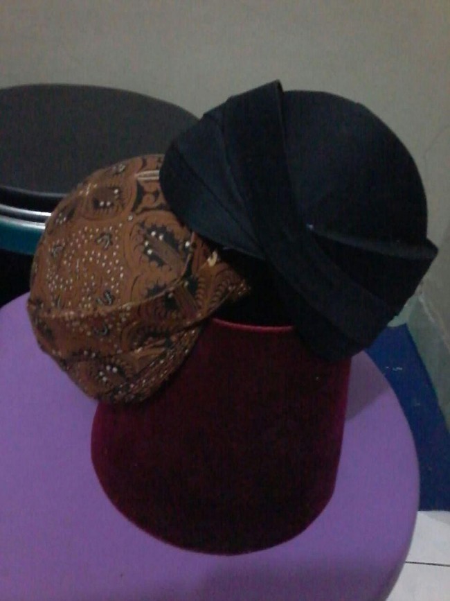 Yang dua (blangkon) ini mungkin untuk acara siraman dan ngunduh mantu di Medan, kata Miasih saat ditemui di bengkelnya di Solo, baru-baru ini. Ia menyiapkan semuanya dalam seminggu bersama sang suami dan tiga tukangnya. Foto: Dok. Winna Miasih