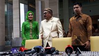 Keluarga calon menantu Presiden Joko Widodo, Bobby Nasution mengucapkan terima kasih kepada warga Solo. Mereka merasa diterima saat prosesi pernikahan Bobby dan Kahiyang Ayu. Foto: Sukma/detikcom