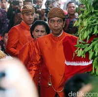 Dalam buku psikologi warna, warna oranye sendiri bermakna positif. Oranye melambangkan kehangatan, energi, keberanian dan kesuksesan. Tertarik juga menerapkan warna oranye sebagai seragam pernikahan seperti keluarga Jokowi? (Foto: Rengga Sancaya)